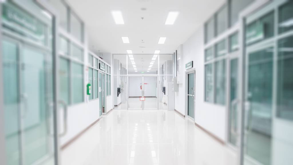 Médico é preso por gravar crianças com câmera em pulseira durante exames