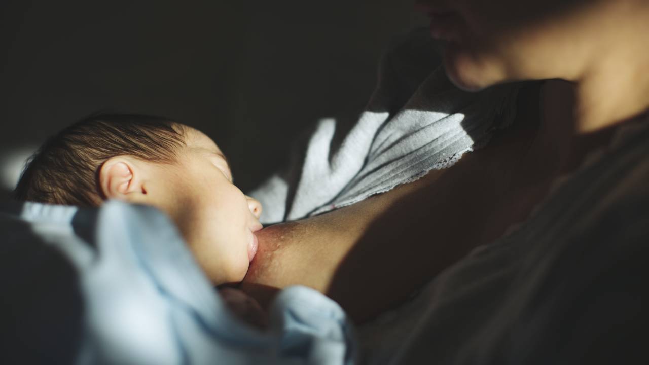 bebê sugando mamilo em amamentação