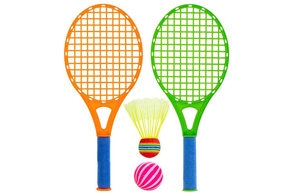 Jogo-de-Peteca-com-Raquetes-tipo-Badminton duas raquetes coloridas lado a lado. Entre elas, uma peteca