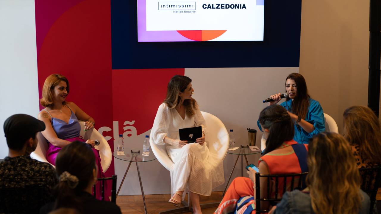 Sentadas, da esquerda para direita: Vivi Pettersen, Juliana Costa e Lia Camargo