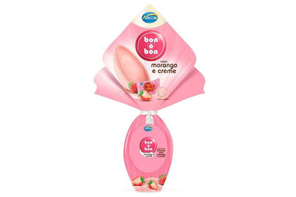 Ovo-de-Páscoa-Arcor-Bon-o-Bon-Morango-e-Creme chocolate em forma de ovo embalado em um plástico rosa