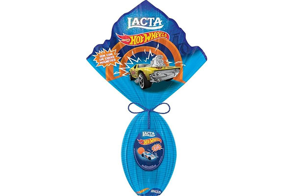 ovo de Páscoa infantil com embalagem azul e desenhos dos carros Hot Wheels