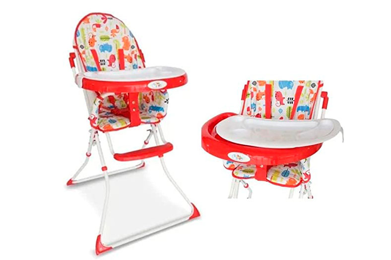 cadeira-vermelha-amazon Cadeira de alimentação infantil vermelha e branca, o assento e encosto têm estampas coloridas, com predomínio do vermelho.