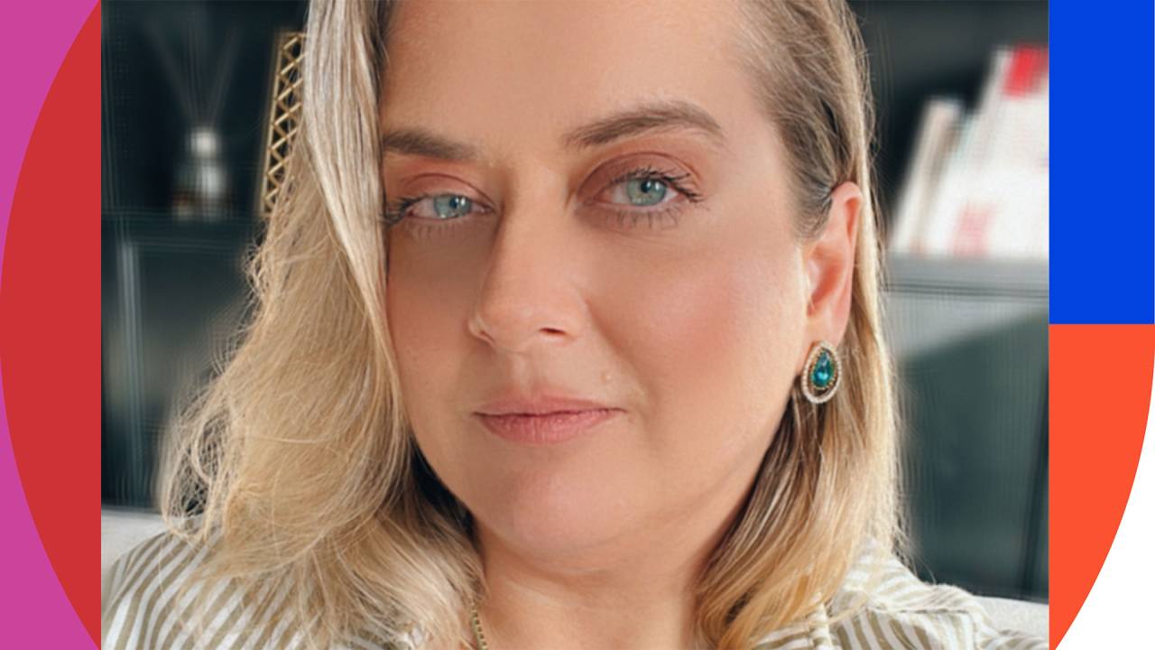 foto de Camila Menon. O foco é no rosto e ela está olhando para a câmera