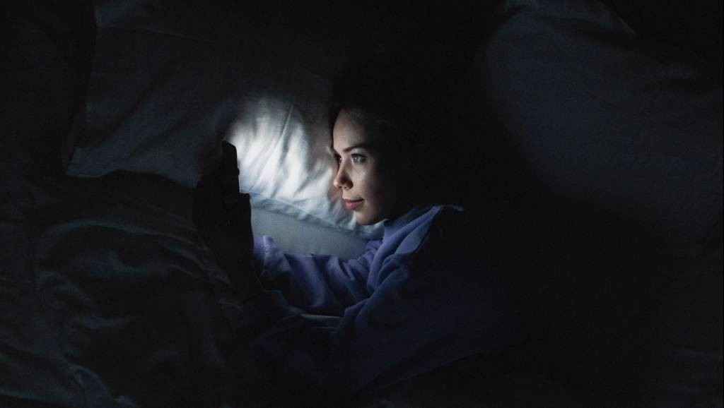 Grávidas devem evitar luzes artificiais antes de dormir, diz estudo