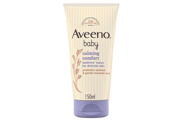 Aveeno-Baby-loção-calmante embalagem plástica triangular em forma de bisnaga, posicionada com a tampa para baixo, em pé