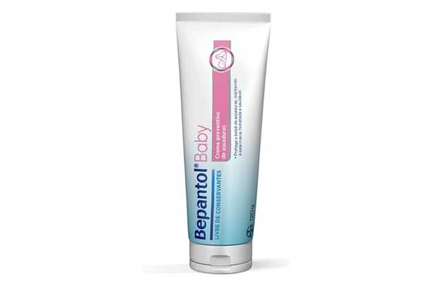 Bepantol-Baby-creme-preventivo-de-assaduras embalagem plástica triangular em forma de bisnaga, posicionada com a tampa para baixo, em pé