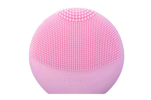 Escova-de-limpeza-facial-Foreo-Luna esponja arredondada, com uma região cheia de pequenas cerdas