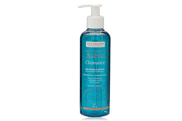 Gel-de-limpeza-Avène embalagem plástica azul, em formato semelhante ao de uma garrafa. Na parte de cima, a tampa em forma de L invertido serve para ser apertada