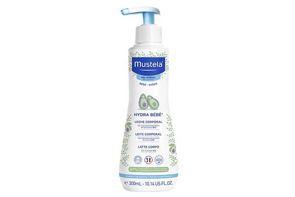 Hydra-Bebê-com-abacate-orgânico-Mustela embalagem plástica em formato semelhante ao de uma garrafa. Na parte de cima, a tampa em forma de L invertido serve para ser apertada