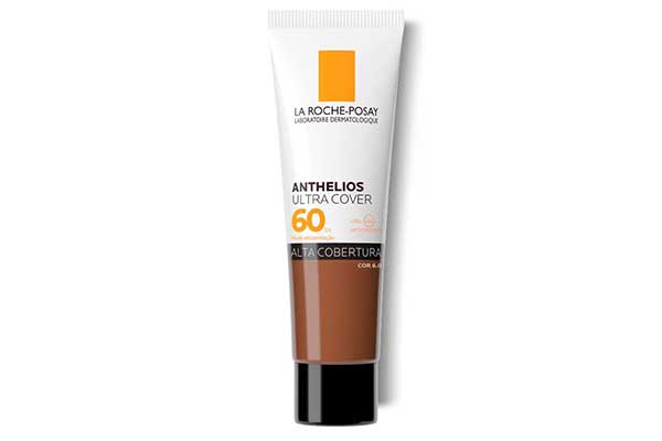 Protetor-solar-Anthelios-Ultra-Cover-La-Roche-Posay embalagem triangular em forma de bisnaga, posicionada com a tampa para baixo, em pé