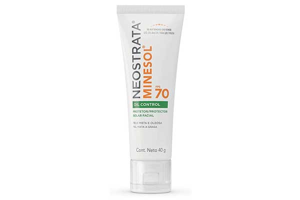 Protetor-solar-facial-Minesol-Oil-Control-Neostrata embalagem triangular em forma de bisnaga, posicionada com a tampa para baixo, em pé