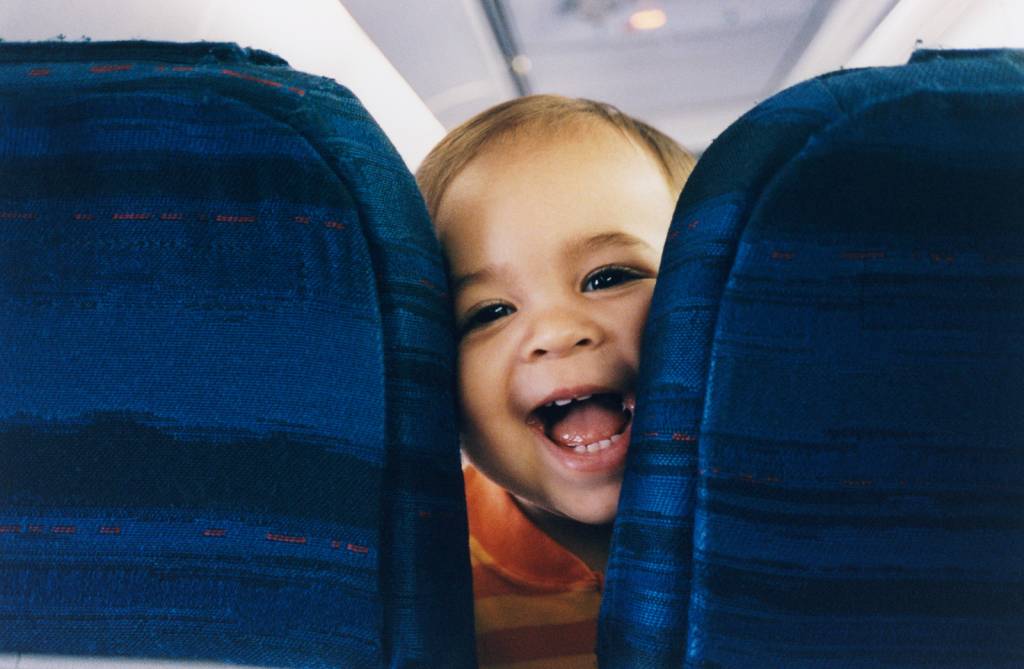 bebê sorrindo em cadeira de avião bebê sorrindo em cadeira de avião