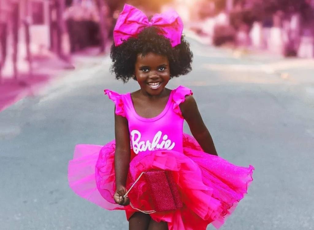 Após comentário racista, menina negra faz lindo ensaio vestida de Barbie