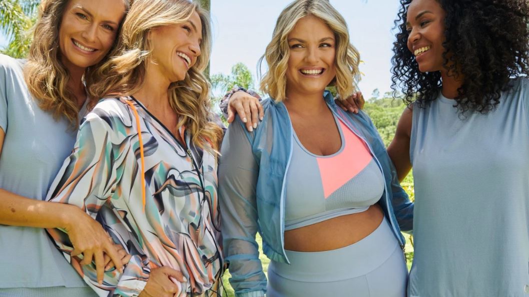 quatro mulheres com roupas fitness lado a lado