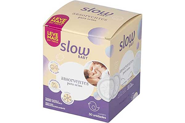 caixa de papelão em que há o desenho de um absorvente de seios em formato de disco de algodão