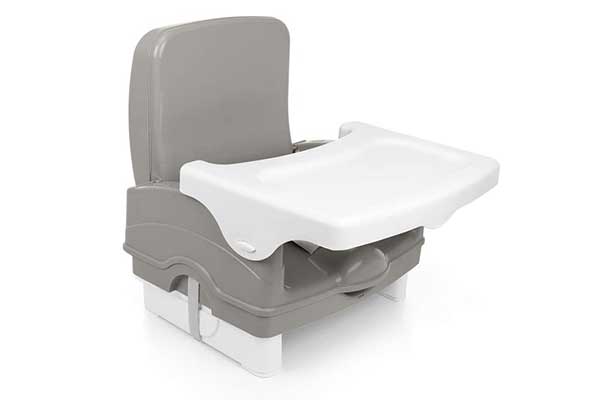 Cadeira-de-Refeição-Portátil-Smart-Cosco cadeira plástica pequena para ser colocada sobre uma cadeira comum. Vem com mesa removível
