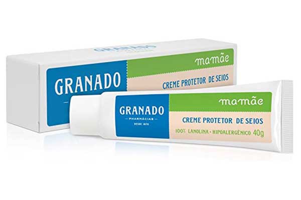bisnaga com rótulo colorido posicionada na horizontal. Atrás dela, há uma caixa de papel com o mesmo rótulo, também na horizontal