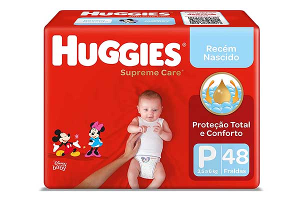Fralda-Huggies-Supreme-Care pacote de fralda retangular vermelho com a imagem de um bebê usando apenas fralda