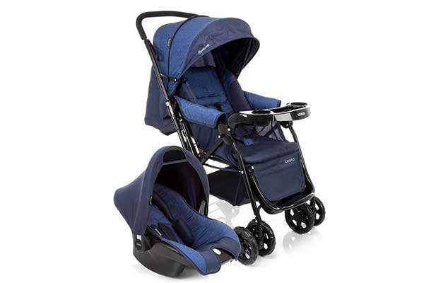 Travel-System-Reverse-Cosco-Azul-Rajado carrinho de bebê posicionado ao lado de um bebê conforto colocado no chão
