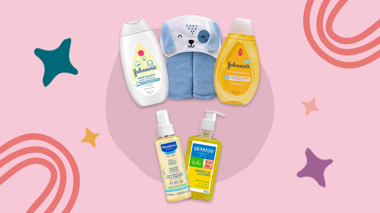 Produtos para o banho do bebê sobre fundo rosa. Há quatro embalagens de shampoos e hidratantes e uma toalha azul com roso de bichinho.