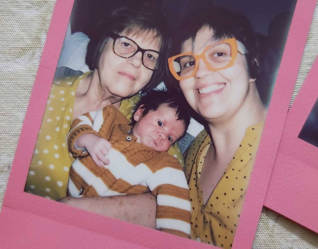 dialogos-de-uma-mãe-solo-taina foto de uma senhora, uma mulher, ambas de óculos e bem parecidas. Entre elas está um bebê