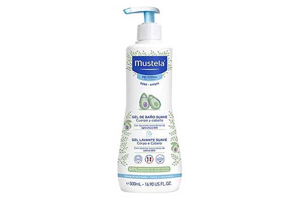 gel-lavante-suave-corpo-e-cabelo-mustela embalagem plástica em formato semelhante ao de uma garrafa. Na parte de cima, a tampa em forma de L invertido serve para ser apertada