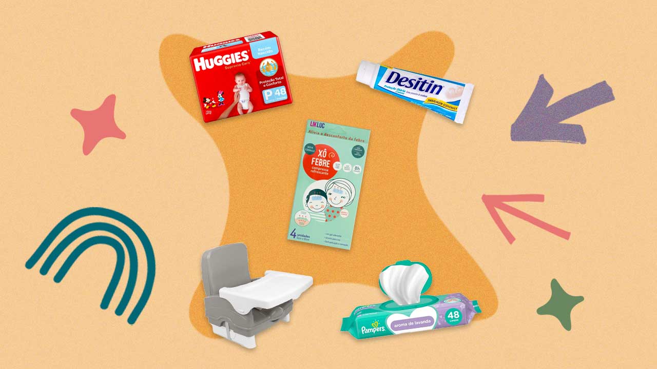 fralda, creme para assadura, cadeira de alimentação, lenço umedecido e adesivo para febre dispostos em um fundo colorido