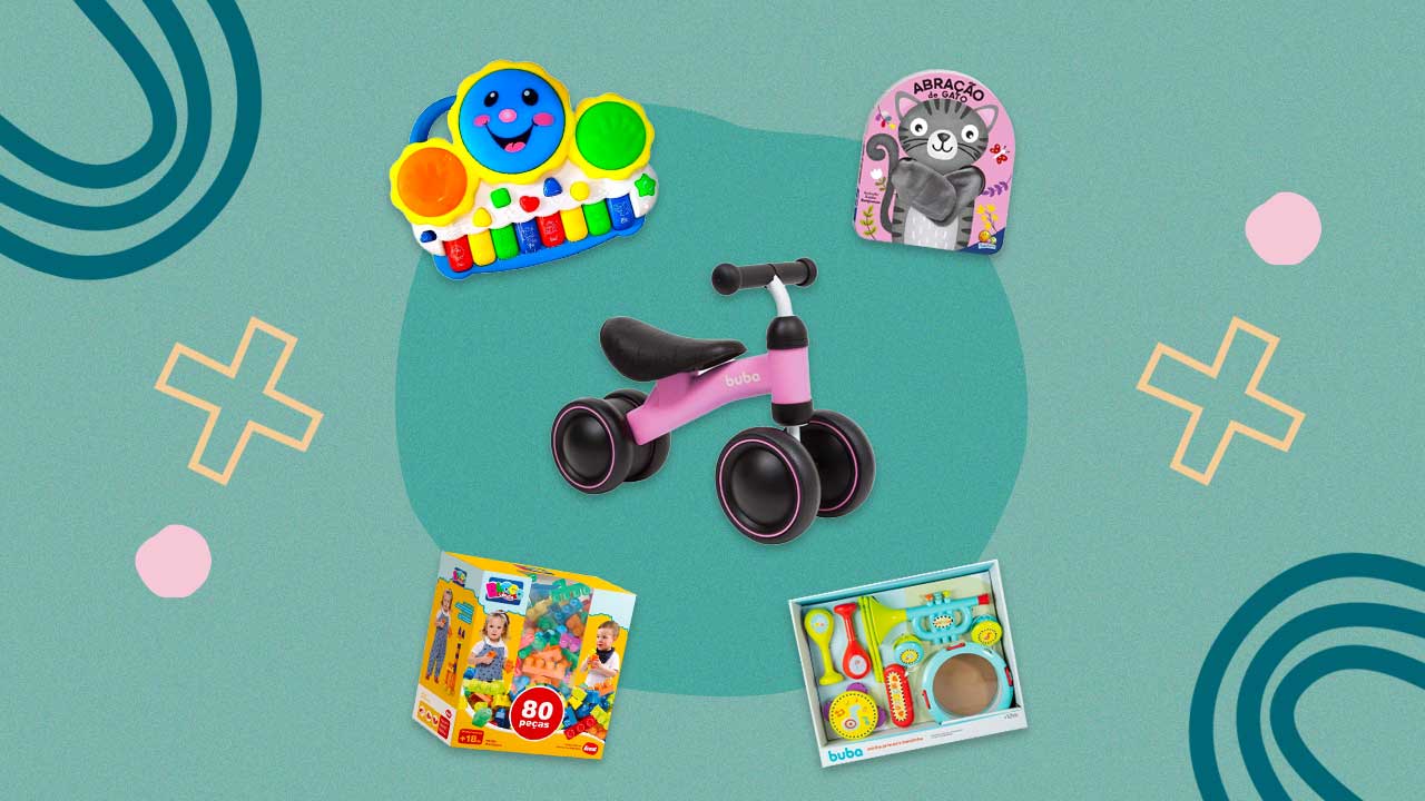 piano infantil plástico, livro, instrumentos musicais infantis, bicicleta e caixa com blocos de montar dispostos em um fundo colorido