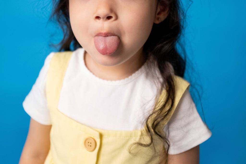 Mau hálito em crianças: quais são as possíveis causas