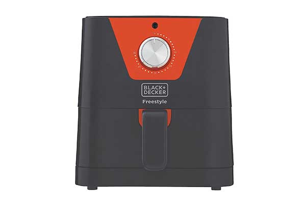 fritadeira elétrica airfryer com estrutura arredondada, um botão na parte de cima e uma alça. O produto tem detalhes em vermelho