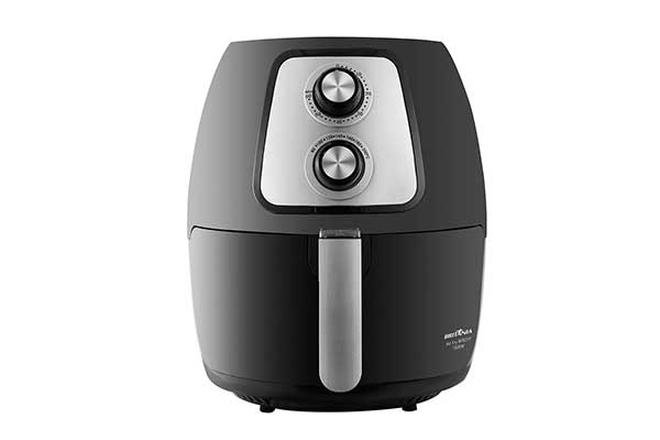 fritadeira elétrica airfryer com estrutura arredondada, dois botões na parte da frente e uma alça