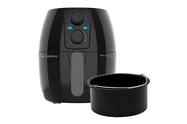 fritadeira elétrica airfryer com estrutura arredondada, dois botões na parte de cima e uma alça. Na frente, o recipiente interno removido