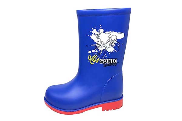 pé de uma bota plástica infantil azul com solado vermelho. No cano, há uma estampa do personagem Sonic