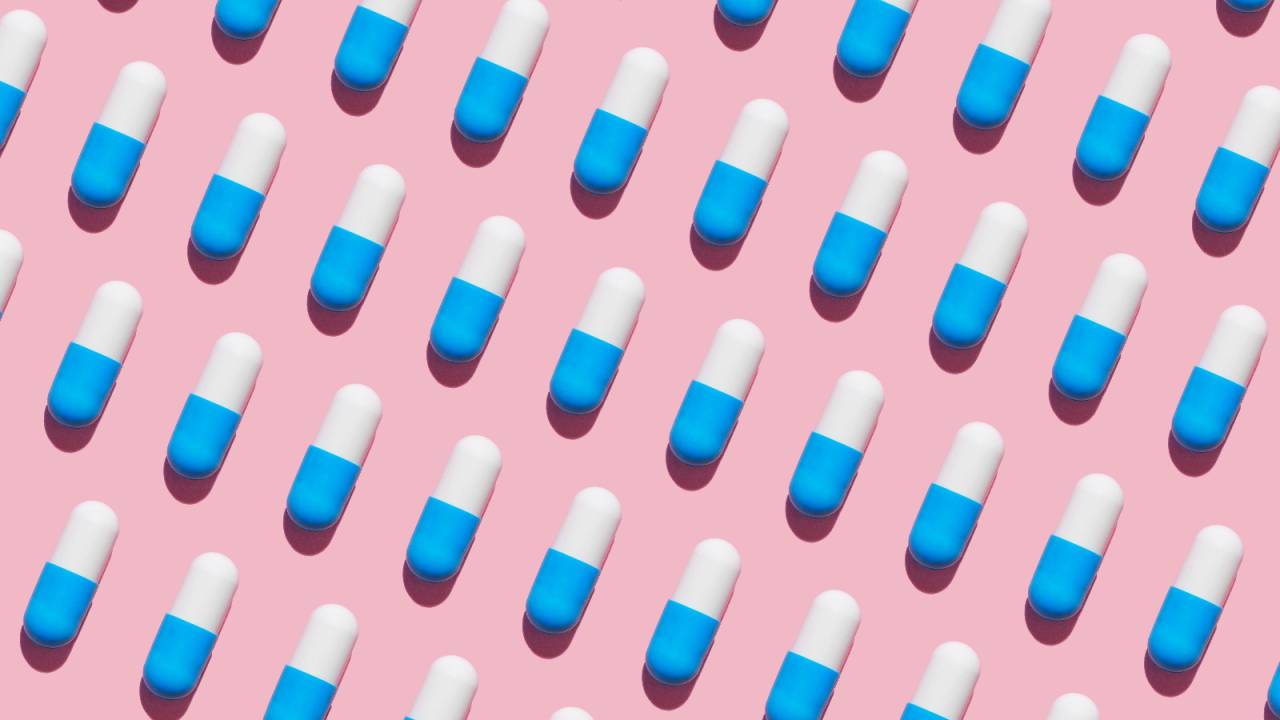 antibioticos espalhados em um fundo rosa