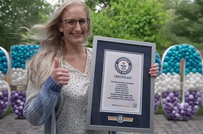elisabeth-sierra-anderson com o certificado do Guinnes