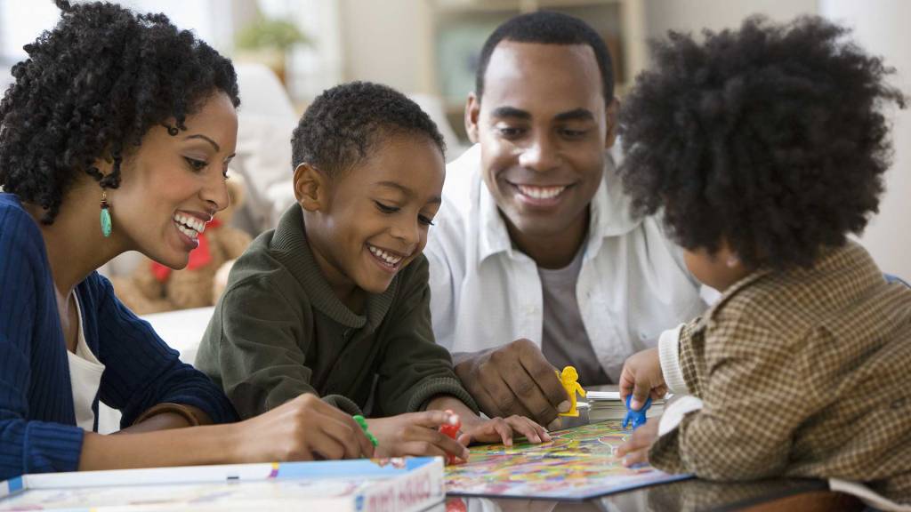 Como os brinquedos que promovem a interação entre pessoas ajudam a criança