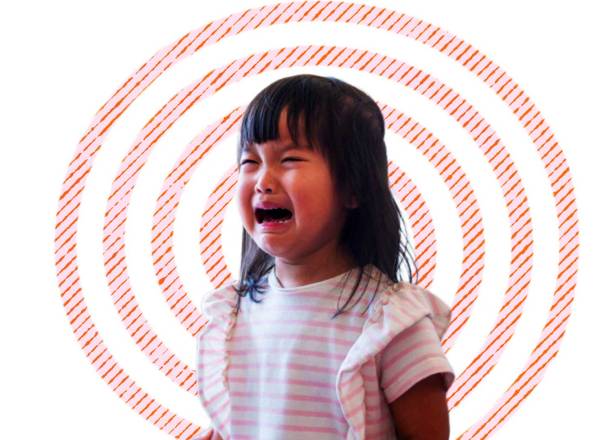 menina chorando diante de um fundo ilustrado