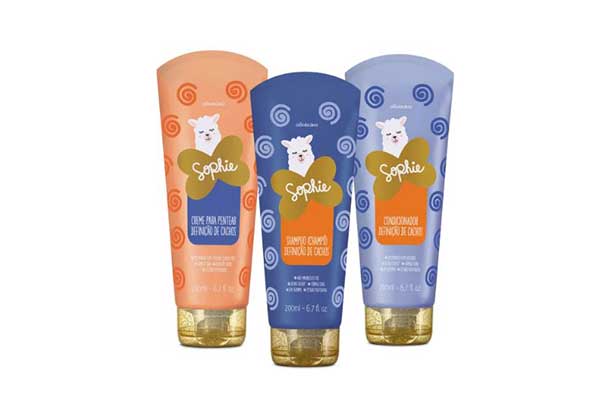Combo-Sophie-Cachos-shampoo-condicionador-creme-para-pentear,-O-Boticário três embalagens plásticas em formato de bisnaga posicionadas lado a lado, com a tampa para baixo. Todas têm uma ilustração de ovelha