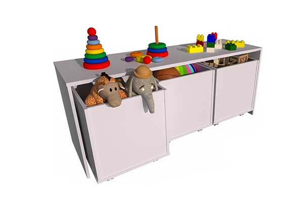 mesa de madeira retangular. Embaixo dela, há três caixas do mesmo material, que abrigam brinquedos