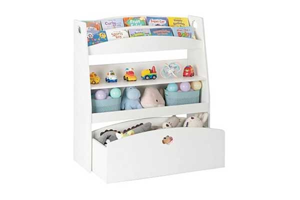 móvel branco com quatro prateleiras. Embaixo, há um gavetão aberto, com brinquedos dentro. Outros brinquedos estão posicionados nas prateleiras