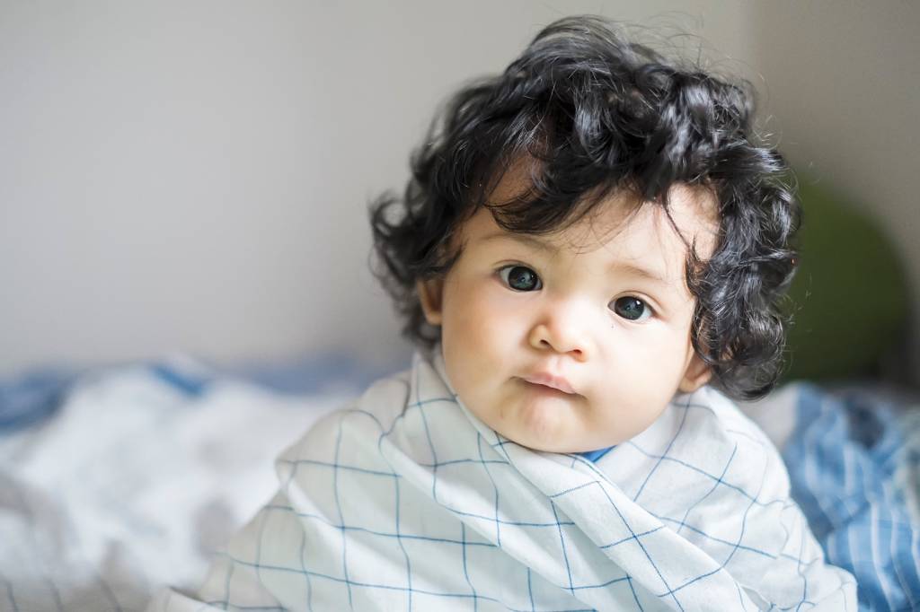 Por que alguns bebês nascem com mais cabelo do que outros?