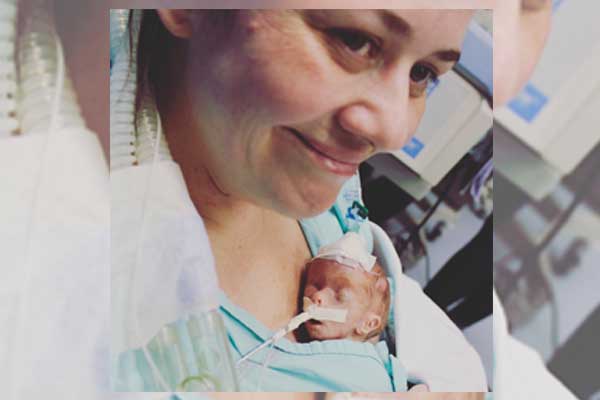 confessionario-depressao-pos-parto Patrícia, na UTI neonatal, com Camila, prematura extrema, no colo