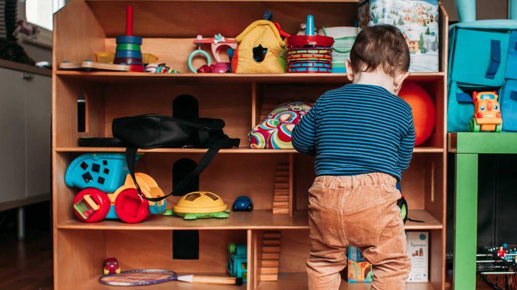 13 móveis que ajudam a organizar os brinquedos das crianças em casa