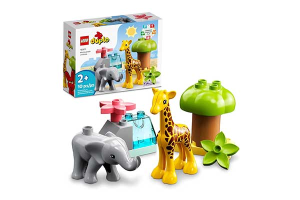 acima, caixa de papelão com desenho de brinquedos. Abaixo, esses mesmos brinquedos fora da caixa. Um elefante, uma girafa e uma palmeira