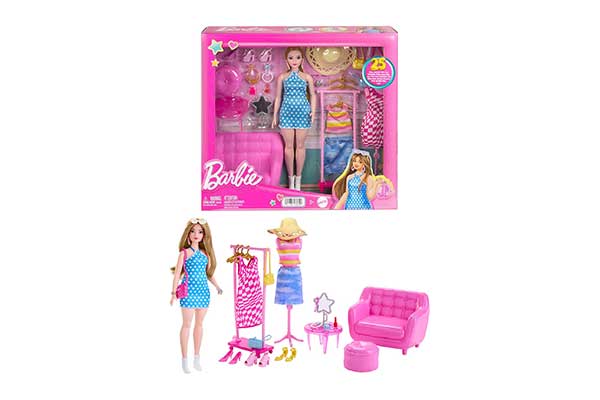 Barbie-O-Filme-Conjunto-de-Brinquedo-Estilista-e-Armário acima, caixa de papel com brinquedos da Barbie dentro. Abaixo, os mesmos brinquedos fora da caixa: uma boneca, uma arara com roupas e uma poltrona