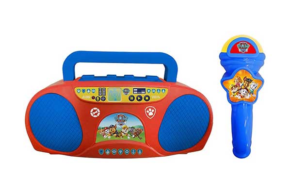 rádio de brinquedo ao lado de microfone. Eles têm a estampa dos cachorros do desenho Patrulha Canina