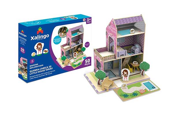 casinha infantil de madeira ao lado da caixa de papelão que é a embalagem do produto