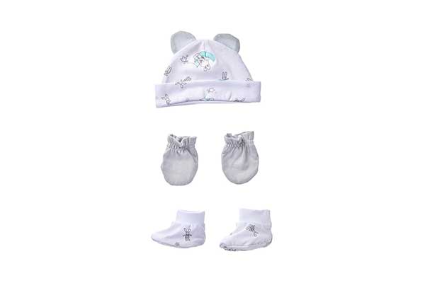 Kit-Maternidade-Coelho---Papi-Têxtil Acima, uma touca de bebê com orelhinhas e estampa de coelhinho. Abaixo dela, está um par de luvas e, abaixo delas, um par de sapatinhos de bebê.