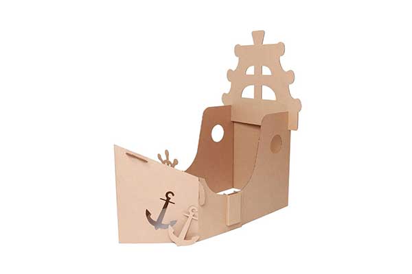 navio de brinquedo feito de papelão